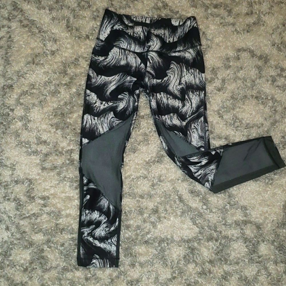 *2 for 15*  Under Armor medium black and white leggings